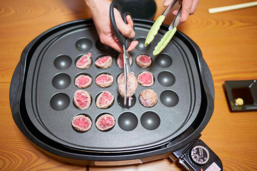たこ焼き機でひき肉を焼き半分に切る