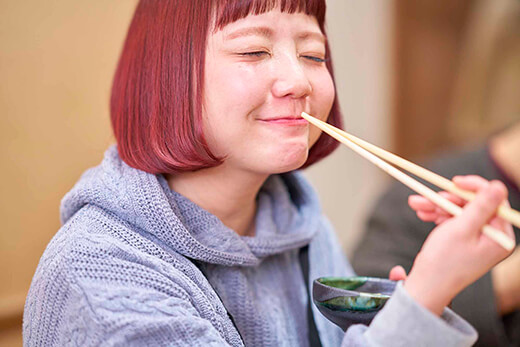 牡丹鍋を食べて笑顔の小鳥遊さん