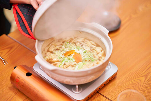 鍋から湯気がたつシメのきしめん
