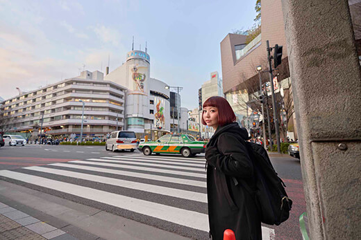 原宿の道路に立つ小鳥遊さん