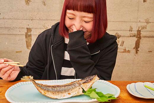 ムロ鯵くさやを前に鼻をつまむ小鳥遊さん