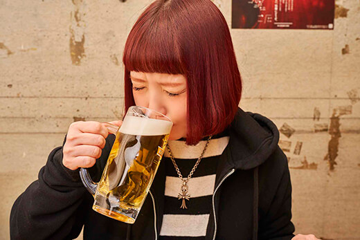 焼酎の生ビール割を飲む小鳥遊さん