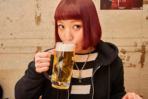 焼酎の生ビール割を飲む小鳥遊さん