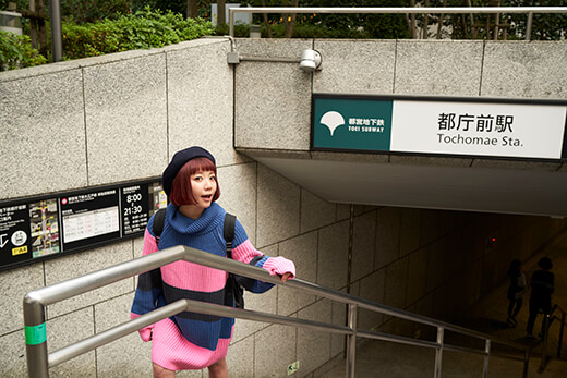 都庁前駅から階段を上る小鳥遊さん