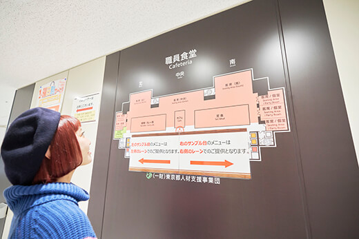 職員食堂のマップを見る小鳥遊さん