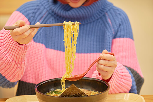 都庁ラーメンを食べる小鳥遊さん