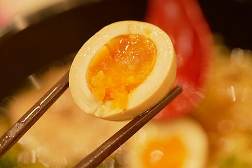 黄身がとろりとした半熟煮卵