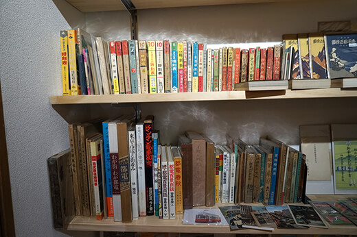 鉄道関連の書籍がある本棚