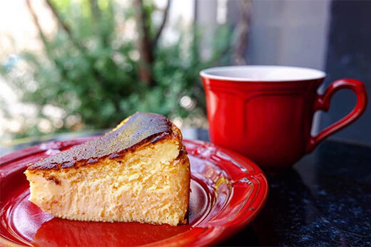 バスクチーズケーキとホットコーヒー