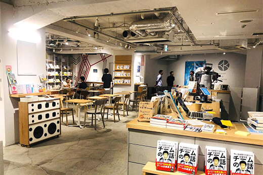 ちょっと広めのカフェ?本屋?