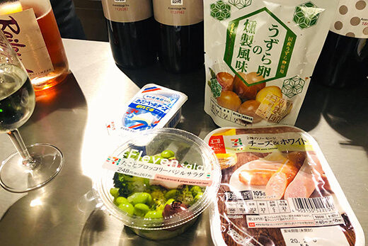 コンビニで買ったサラダ、ソーセージなどの写真