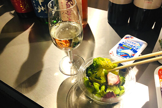 タコとブロッコリーバジルサラダの写真
