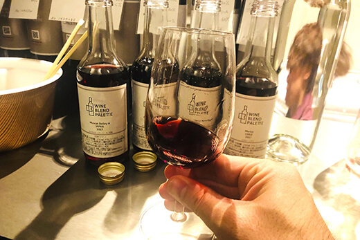 創作ワインを飲んでいる写真