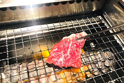 肉を焼いているのに、全く煙がでていない