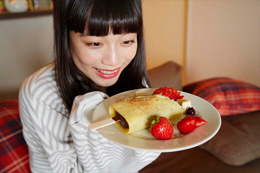 クレープパルムを嬉しそうに見つめる由布さん