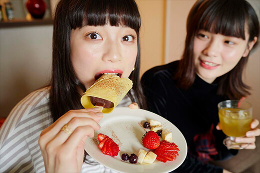 クレープパルムを食べる由布さん