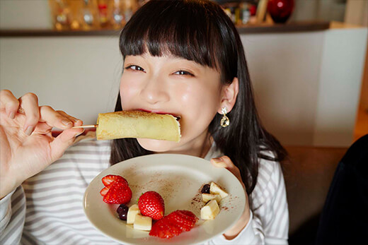 クレープパルムを食べる由布さん