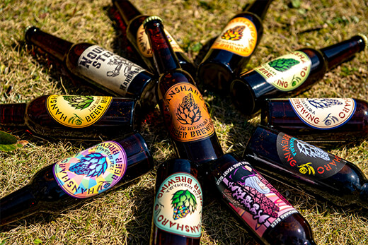 鮮やかなラベルが目を引くビールボトル