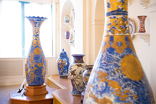 ウィーン万博の大花瓶と古伊万里などの名品が並ぶ展示スペース