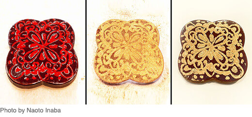 樹脂塗料カシューを極細の筆の先に付け文様をなぞったもの（左）、金粉をまぶしたもの（中央）、完成した金の文様がある作品（右）