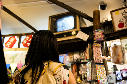 白黒テレビや射的など、昭和文化を体験することのできる内部