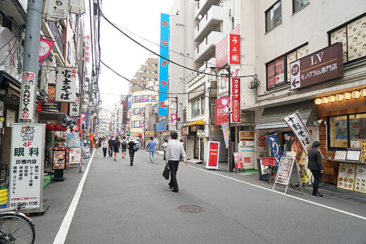 さまざまな飲食店が立ち並ぶ大塚の街並み