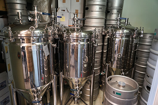 小さめのタンクが複数並んだ醸造スペース