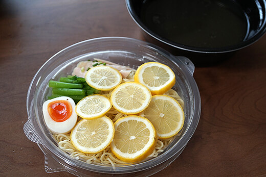 駒込ガンコンヌードルの塩レモンそばはセパレート盛り