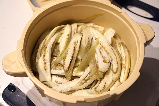 茄子を蒸す