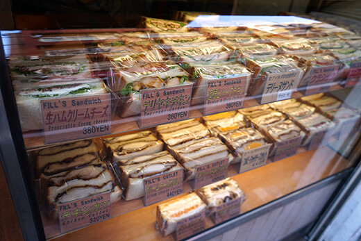 お店に並ぶボリューム満点のサンドイッチ