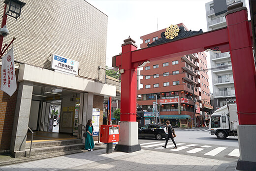 特長的な形をしている鳥居が目印の「成田山深川不動堂 表道」