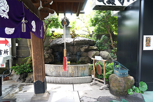 龍がいる水鉢