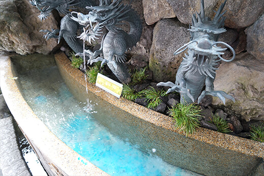 龍が願いを叶えてくれる水鉢