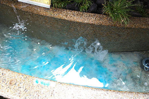 煙のように水の中に溶ける願い事を記した紙