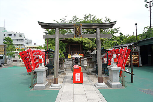 お稲荷さまが祀られている「深川開運出世稲荷」