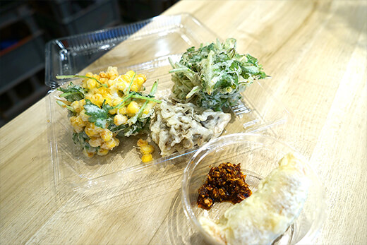 左から「コーンと三つ葉のかき揚げ」「舞茸の天ぷら」「パクチーの天ぷら」「餃子の天ぷら」