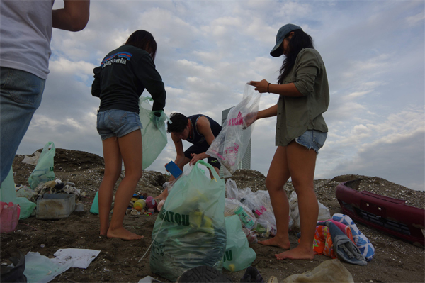 実際に取り組んでいる、Beach Cleanの様子