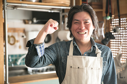 ガッツポーズをする川口さん