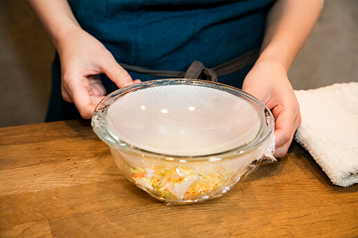 鶏ガラスープの素・ごま油・醤油・塩コショウ・白いりごまを混ぜ合わせる