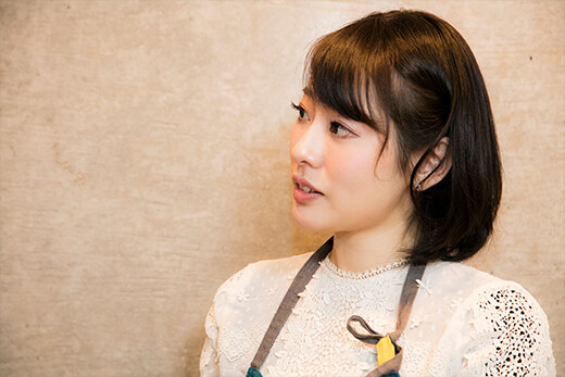 盛り付けのコツを教える河瀬さん