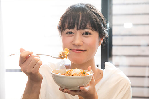 鯖缶ビビンバを試食する京極さん