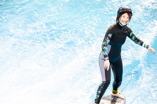サーフィン初挑戦の岸田奈美さん