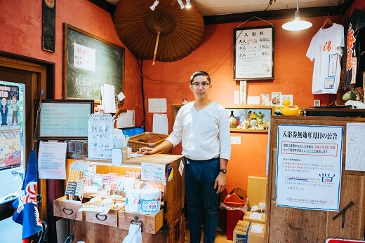 「ごちゃっとした感じ」の番台にいる店主の湊三次郎さん