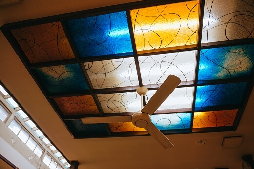 平成初期に改装した際にできた天井にあるステンドグラス風の装飾