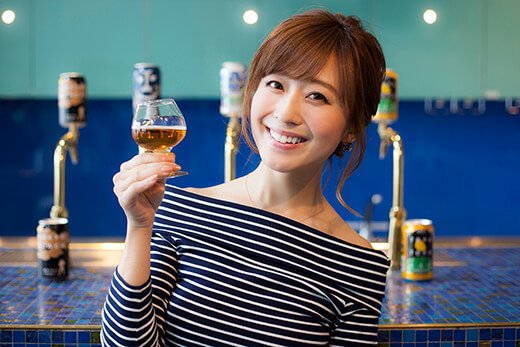 ビールを持つ水野佐彩さん イメージ