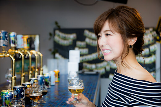 ビールのテイスティングをする水野佐彩さん イメージ