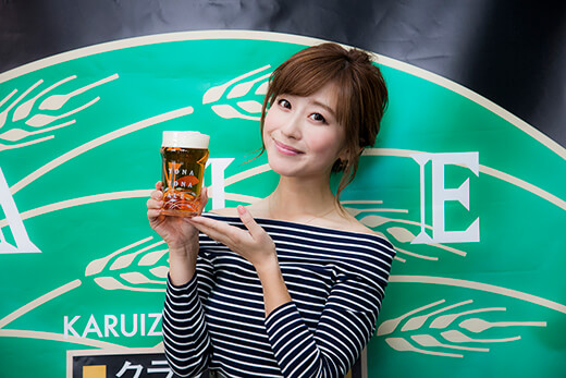 よなよなエールビールを持つ水野佐彩さん イメージ