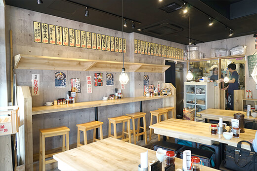 懐かしい雰囲気の「天ぷら酒場 上ル商店」店内