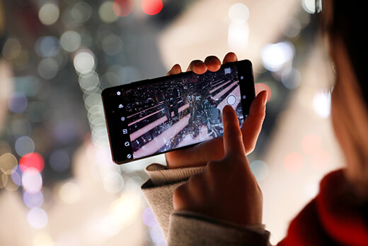 話題の絶景スポットで挑戦 プロのカメラマンに教わる スマホで夜景を上手に撮るコツ ヒトトキ 三井住友カード 話題の絶景スポットで挑戦 プロのカメラマンに教わる スマホで夜景を上手に撮るコツ ヒトトキ 三井住友カード
