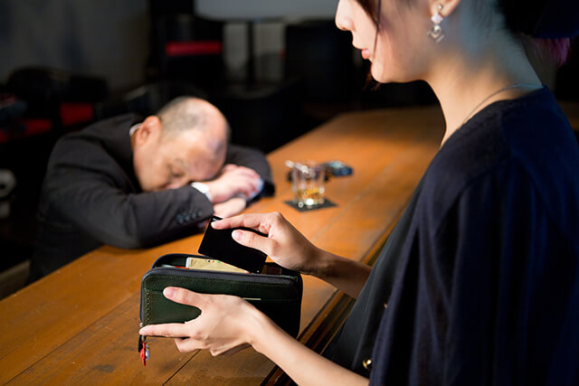 歓送迎会や忘年会などの飲み会シーズンに急増するカード被害「仮睡盗(かすいとう)」ってなに!?
